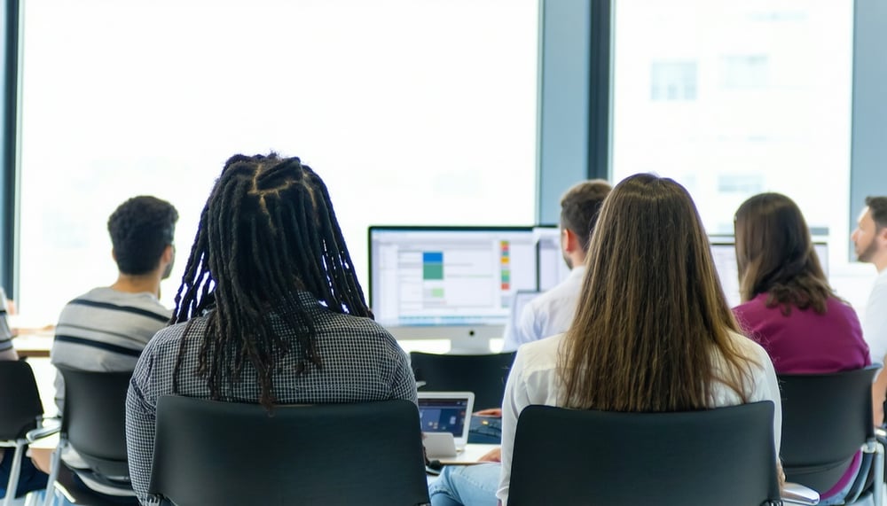 Personas revisando opciones de planes de salud complementarios